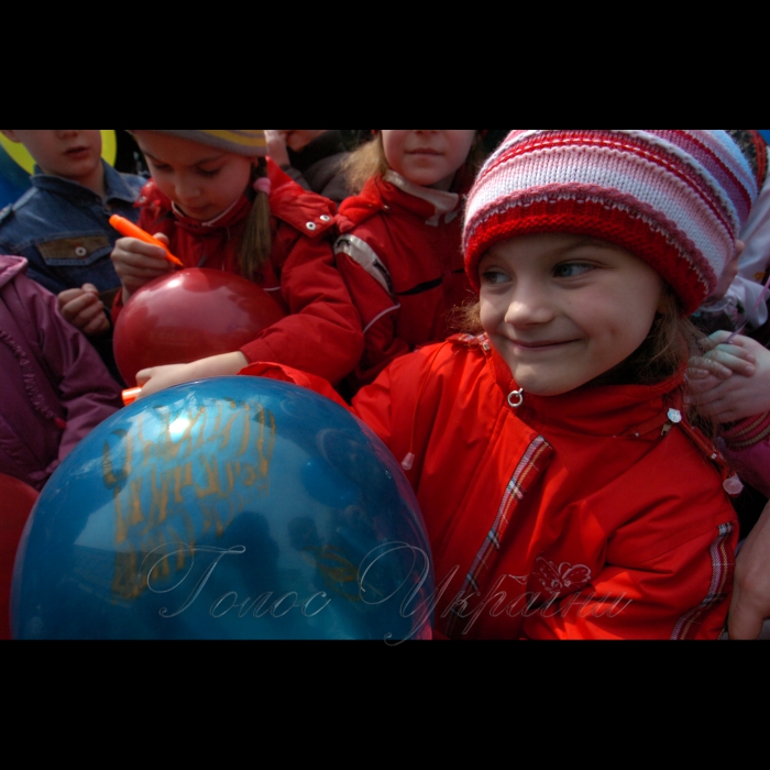 30 березня 2009 у Києві стартував «Експрес усмішок». Учні середньої школи №2 м. Києва «запустили в небо» 200 своїх усмішок. Школярі намалюють усмішки на кульках і одночасно випустять їх у повітря. Таким чином, вони відзначать перший після весняних канікул навчальний день, а також розпочнуть святкування Дня сміху. Організатор акції - Київська міська організації ВГО «Український молодіжний собор».