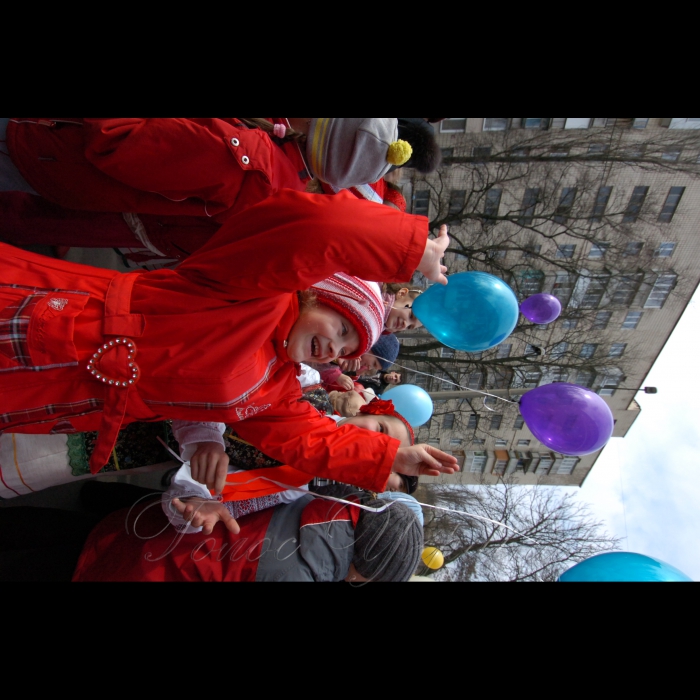 30 березня 2009 у Києві стартував «Експрес усмішок». Учні середньої школи №2 м. Києва «запустили в небо» 200 своїх усмішок. Школярі намалюють усмішки на кульках і одночасно випустять їх у повітря. Таким чином, вони відзначать перший після весняних канікул навчальний день, а також розпочнуть святкування Дня сміху. Організатор акції - Київська міська організації ВГО «Український молодіжний собор».