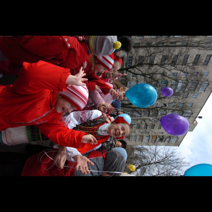30 березня 2009 у Києві стартував «Експрес усмішок». Учні середньої школи №2 м. Києва «запустили в небо» 200 своїх усмішок. Школярі намалюють усмішки на кульках і одночасно випустять їх у повітря. Таким чином, вони відзначать перший після весняних канікул навчальний день, а також розпочнуть святкування Дня сміху. Організатор акції - Київська міська організації ВГО «Український молодіжний собор».