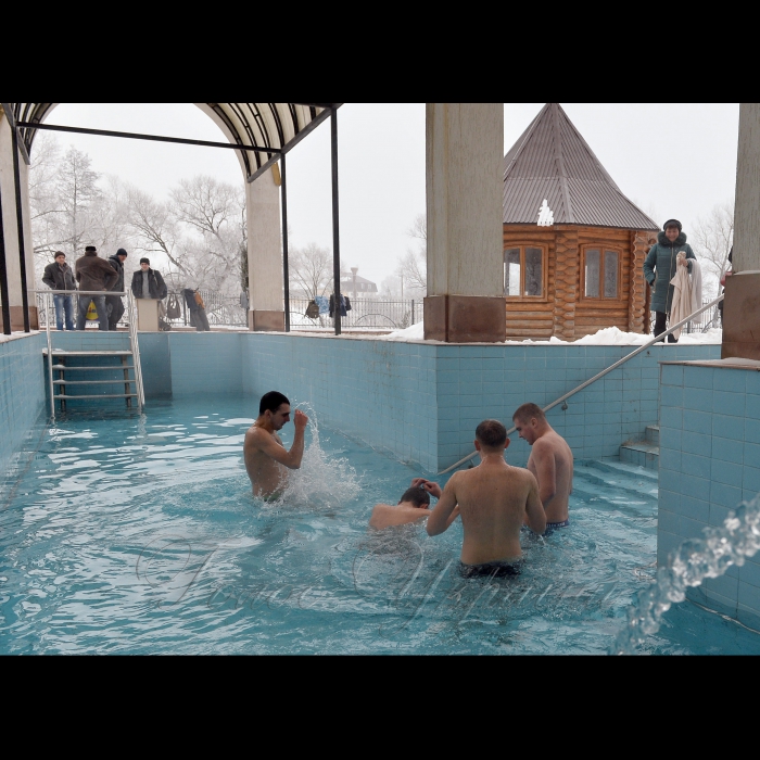 19 січня 2017 село 3арваниця Теребовлянського району Тернопільської області.
Свято Йордан (Водохреще) відбулось в Зарваницькому духовному центрі (Всесвітній марійський центр, одна з найбільших подільських святинь Української Греко-Католицької Церкви).
Купання у Купели Святої Анни  з цілющою водою.