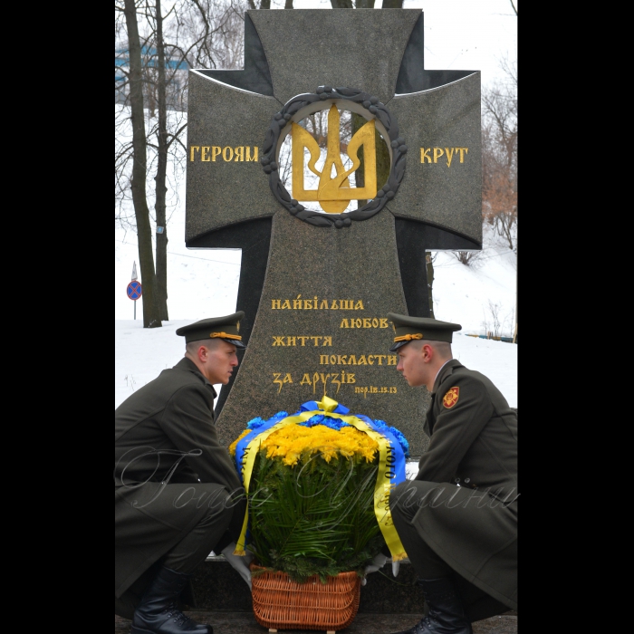 29 січня 2017 Голова Верховної Ради України Андрій Парубій, Президент України Петро Порошенко з дружиною Мариною та міський голова Києва Віталій Кличко під час вшанування пам'яті Героїв Крут на Аскольдовій могилі, в Києві, 29 січня 2017 р. У Києві вшанували пам'ять героїчних українців, які були розстріляні більшовиками під Крутами взимку 1918 року.