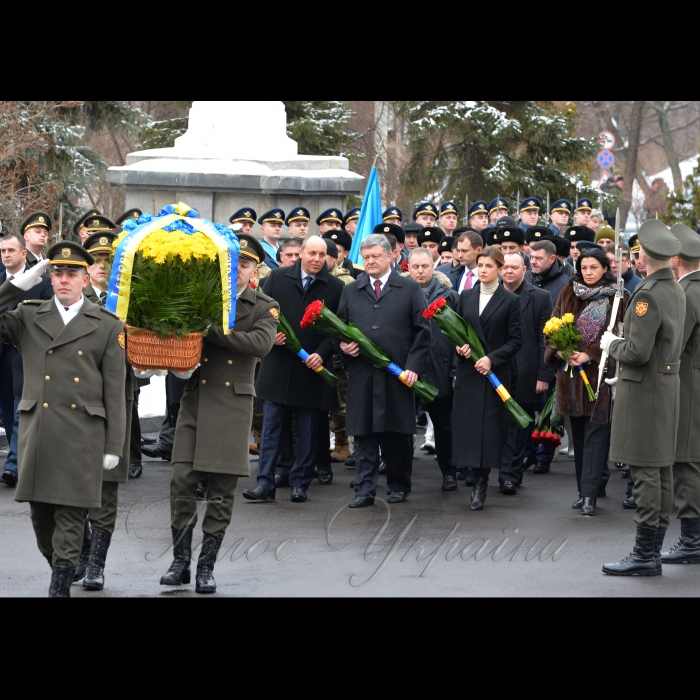 29 січня 2017 Голова Верховної Ради України Андрій Парубій, Президент України Петро Порошенко з дружиною Мариною та міський голова Києва Віталій Кличко під час вшанування пам'яті Героїв Крут на Аскольдовій могилі, в Києві, 29 січня 2017 р. У Києві вшанували пам'ять героїчних українців, які були розстріляні більшовиками під Крутами взимку 1918 року.
