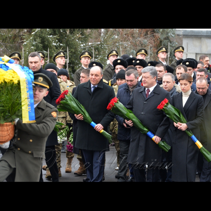 29 січня 2017 Голова Верховної Ради України Андрій Парубій, Президент України Петро Порошенко з дружиною Мариною та міський голова Києва Віталій Кличко під час вшанування пам'яті Героїв Крут на Аскольдовій могилі, в Києві, 29 січня 2017 р. У Києві вшанували пам'ять героїчних українців, які були розстріляні більшовиками під Крутами взимку 1918 року.
