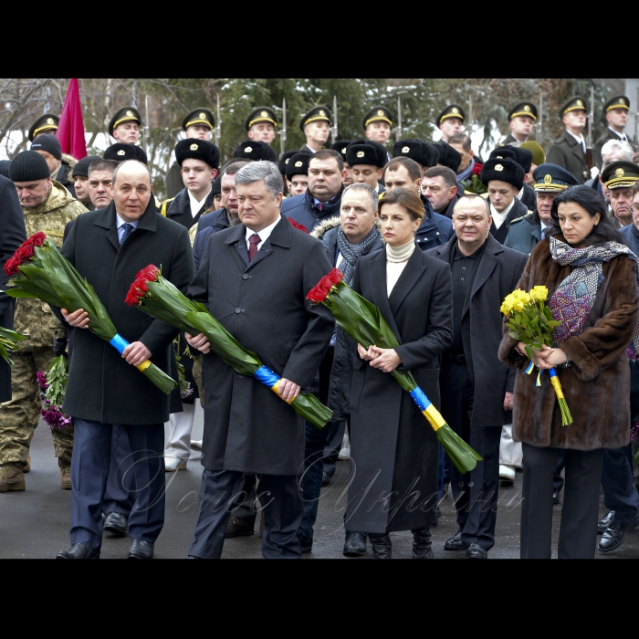 29 січня 2017 Голова Верховної Ради України Андрій Парубій, Президент України Петро Порошенко з дружиною Мариною та міський голова Києва Віталій Кличко під час вшанування пам'яті Героїв Крут на Аскольдовій могилі, в Києві, 29 січня 2017 р. У Києві вшанували пам'ять героїчних українців, які були розстріляні більшовиками під Крутами взимку 1918 року.