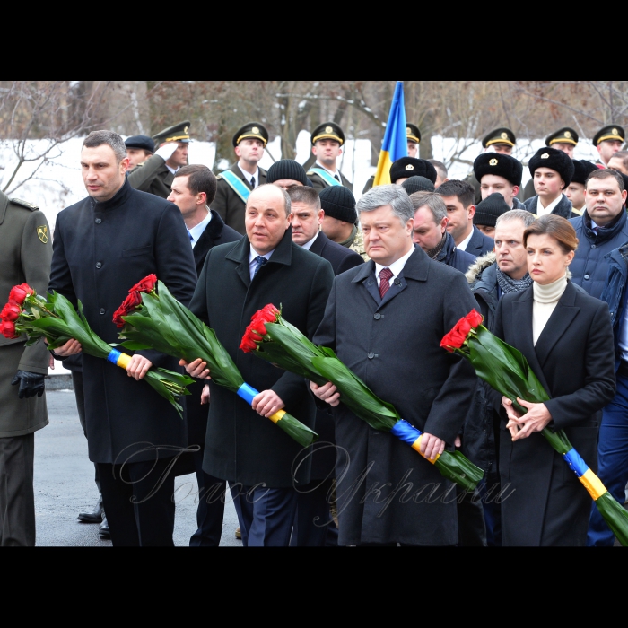 29 січня 2017 Голова Верховної Ради України Андрій Парубій, Президент України Петро Порошенко з дружиною Мариною та міський голова Києва Віталій Кличко під час вшанування пам'яті Героїв Крут на Аскольдовій могилі, в Києві, 29 січня 2017 р. У Києві вшанували пам'ять героїчних українців, які були розстріляні більшовиками під Крутами взимку 1918 року.