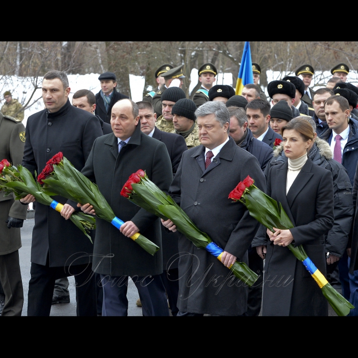 29 січня 2017 Голова Верховної Ради України Андрій Парубій, Президент України Петро Порошенко з дружиною Мариною та міський голова Києва Віталій Кличко під час вшанування пам'яті Героїв Крут на Аскольдовій могилі, в Києві, 29 січня 2017 р. У Києві вшанували пам'ять героїчних українців, які були розстріляні більшовиками під Крутами взимку 1918 року.