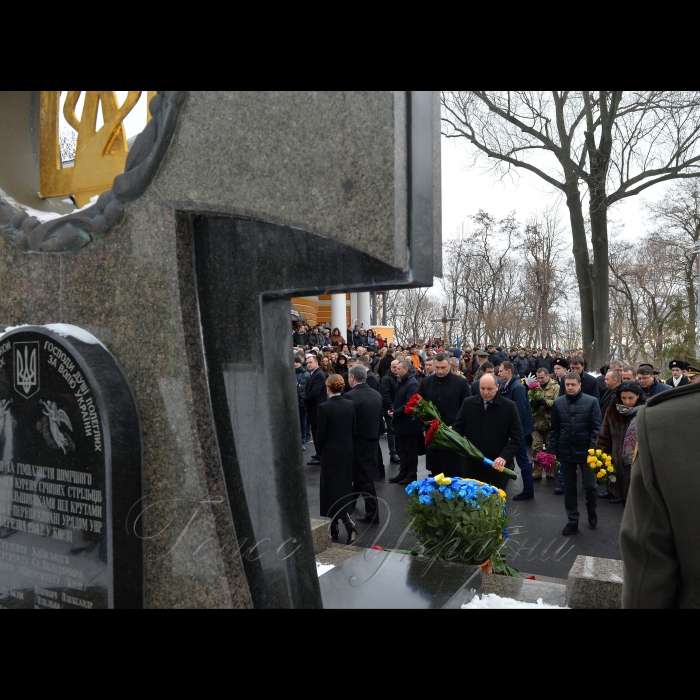 29 січня 2017 Голова Верховної Ради України Андрій Парубій, Президент України Петро Порошенко з дружиною Мариною та міський голова Києва Віталій Кличко під час вшанування пам'яті Героїв Крут на Аскольдовій могилі, в Києві, 29 січня 2017 р. У Києві вшанували пам'ять героїчних українців, які були розстріляні більшовиками під Крутами взимку 1918 року.