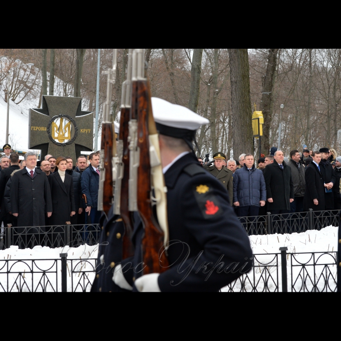 29 січня 2017 Голова Верховної Ради України Андрій Парубій, Президент України Петро Порошенко з дружиною Мариною та міський голова Києва Віталій Кличко під час вшанування пам'яті Героїв Крут на Аскольдовій могилі, в Києві, 29 січня 2017 р. У Києві вшанували пам'ять героїчних українців, які були розстріляні більшовиками під Крутами взимку 1918 року.