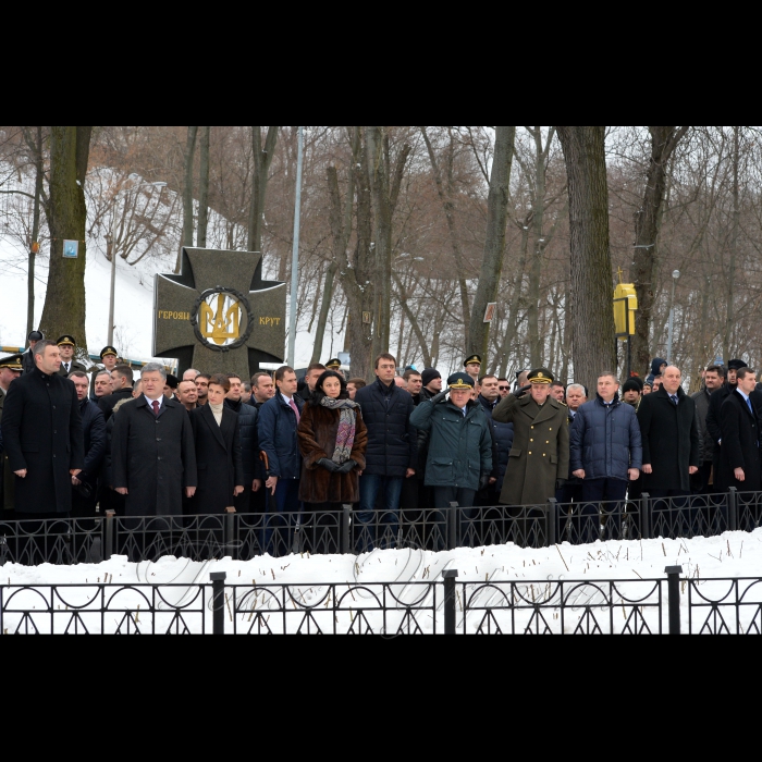 29 січня 2017 Голова Верховної Ради України Андрій Парубій, Президент України Петро Порошенко з дружиною Мариною та міський голова Києва Віталій Кличко під час вшанування пам'яті Героїв Крут на Аскольдовій могилі, в Києві, 29 січня 2017 р. У Києві вшанували пам'ять героїчних українців, які були розстріляні більшовиками під Крутами взимку 1918 року.