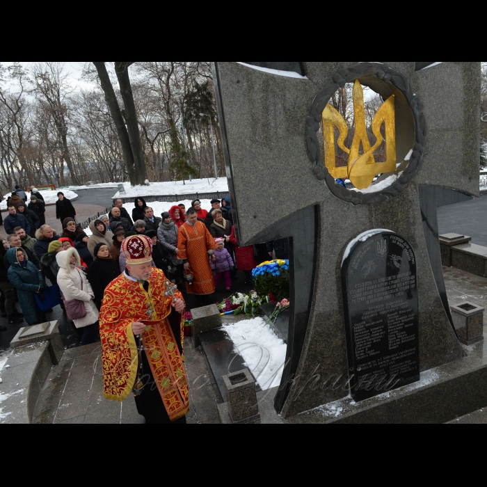 29 січня 2017 Голова Верховної Ради України Андрій Парубій, Президент України Петро Порошенко з дружиною Мариною та міський голова Києва Віталій Кличко під час вшанування пам'яті Героїв Крут на Аскольдовій могилі, в Києві, 29 січня 2017 р. У Києві вшанували пам'ять героїчних українців, які були розстріляні більшовиками під Крутами взимку 1918 року.