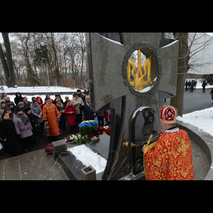29 січня 2017 Голова Верховної Ради України Андрій Парубій, Президент України Петро Порошенко з дружиною Мариною та міський голова Києва Віталій Кличко під час вшанування пам'яті Героїв Крут на Аскольдовій могилі, в Києві, 29 січня 2017 р. У Києві вшанували пам'ять героїчних українців, які були розстріляні більшовиками під Крутами взимку 1918 року.