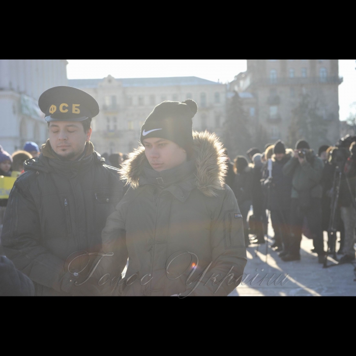 31 січня 2017 року

Київ. Акція кримських татар на Майдані Незалежності.  Акцію на підтримку адвоката Еміля Курбедінова у центрі Києва організували активісти Krym_SOS і Євромайдан_SOS. «Росія продовжує утиск будь-якого інакомислення в анексованому Криму. Про це заявив народний депутат, один із лідерів Меджлісу кримськотатарського народу Рефат Чубаров на мітингу представників громадських організацій у Києві. Він зазначив, що Росія робить усе можливе для вичавлення кримських татар із півострова, а тепер взялася і за адвокатів, які захищають кримських політв'язнів. 