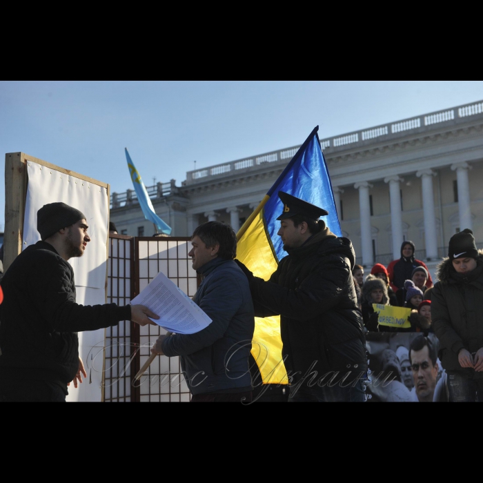 31 січня 2017 року

Київ. Акція кримських татар на Майдані Незалежності.  Акцію на підтримку адвоката Еміля Курбедінова у центрі Києва організували активісти Krym_SOS і Євромайдан_SOS. «Росія продовжує утиск будь-якого інакомислення в анексованому Криму. Про це заявив народний депутат, один із лідерів Меджлісу кримськотатарського народу Рефат Чубаров на мітингу представників громадських організацій у Києві. Він зазначив, що Росія робить усе можливе для вичавлення кримських татар із півострова, а тепер взялася і за адвокатів, які захищають кримських політв'язнів. 