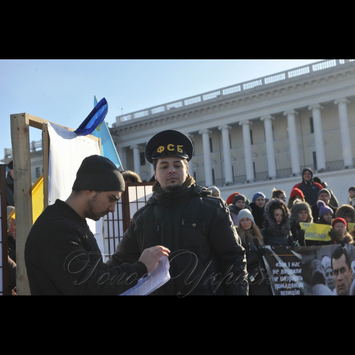 31 січня 2017 року

Київ. Акція кримських татар на Майдані Незалежності.  Акцію на підтримку адвоката Еміля Курбедінова у центрі Києва організували активісти Krym_SOS і Євромайдан_SOS. «Росія продовжує утиск будь-якого інакомислення в анексованому Криму. Про це заявив народний депутат, один із лідерів Меджлісу кримськотатарського народу Рефат Чубаров на мітингу представників громадських організацій у Києві. Він зазначив, що Росія робить усе можливе для вичавлення кримських татар із півострова, а тепер взялася і за адвокатів, які захищають кримських політв'язнів. 