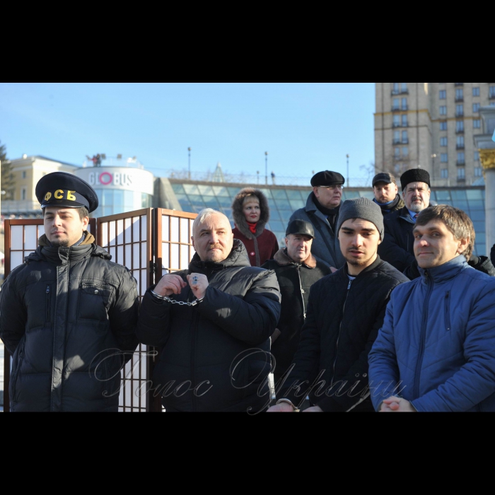 31 січня 2017 року

Київ. Акція кримських татар на Майдані Незалежності.  Акцію на підтримку адвоката Еміля Курбедінова у центрі Києва організували активісти Krym_SOS і Євромайдан_SOS. «Росія продовжує утиск будь-якого інакомислення в анексованому Криму. Про це заявив народний депутат, один із лідерів Меджлісу кримськотатарського народу Рефат Чубаров на мітингу представників громадських організацій у Києві. Він зазначив, що Росія робить усе можливе для вичавлення кримських татар із півострова, а тепер взялася і за адвокатів, які захищають кримських політв'язнів. 