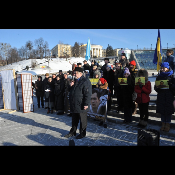 31 січня 2017 року

Київ. Акція кримських татар на Майдані Незалежності.  Акцію на підтримку адвоката Еміля Курбедінова у центрі Києва організували активісти Krym_SOS і Євромайдан_SOS. «Росія продовжує утиск будь-якого інакомислення в анексованому Криму. Про це заявив народний депутат, один із лідерів Меджлісу кримськотатарського народу Рефат Чубаров на мітингу представників громадських організацій у Києві. Він зазначив, що Росія робить усе можливе для вичавлення кримських татар із півострова, а тепер взялася і за адвокатів, які захищають кримських політв'язнів. 