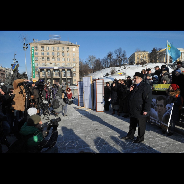 31 січня 2017 року

Київ. Акція кримських татар на Майдані Незалежності.  Акцію на підтримку адвоката Еміля Курбедінова у центрі Києва організували активісти Krym_SOS і Євромайдан_SOS. «Росія продовжує утиск будь-якого інакомислення в анексованому Криму. Про це заявив народний депутат, один із лідерів Меджлісу кримськотатарського народу Рефат Чубаров на мітингу представників громадських організацій у Києві. Він зазначив, що Росія робить усе можливе для вичавлення кримських татар із півострова, а тепер взялася і за адвокатів, які захищають кримських політв'язнів. 