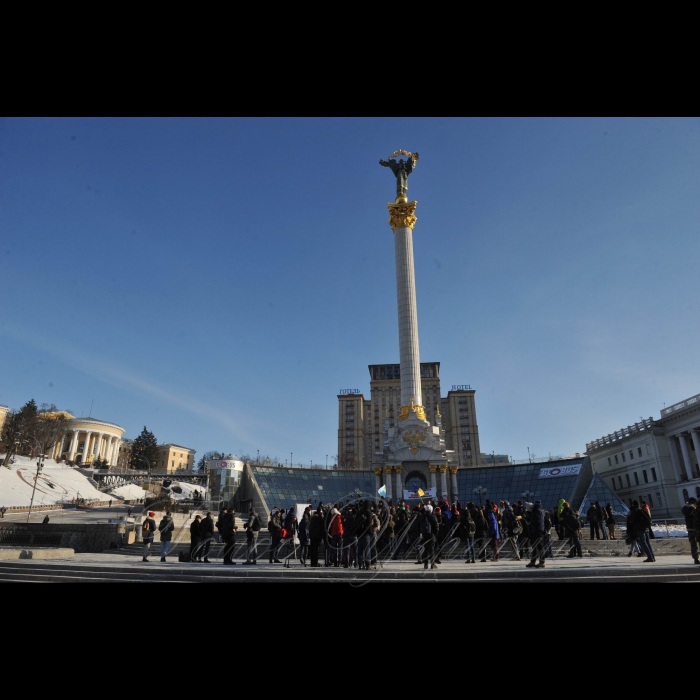 31 січня 2017 року

Київ. Акція кримських татар на Майдані Незалежності.  Акцію на підтримку адвоката Еміля Курбедінова у центрі Києва організували активісти Krym_SOS і Євромайдан_SOS. «Росія продовжує утиск будь-якого інакомислення в анексованому Криму. Про це заявив народний депутат, один із лідерів Меджлісу кримськотатарського народу Рефат Чубаров на мітингу представників громадських організацій у Києві. Він зазначив, що Росія робить усе можливе для вичавлення кримських татар із півострова, а тепер взялася і за адвокатів, які захищають кримських політв'язнів. 