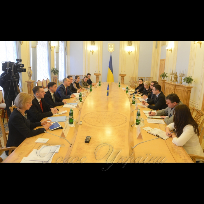 2 лютого 2017
Зустріч Голови Верховної Ради України Андрія Парубія з Александером Вінніковим, Головою представництва НАТО в Україні, директором офісу зв’язку НАТО. Кармелюк, Боднар, Подольська
