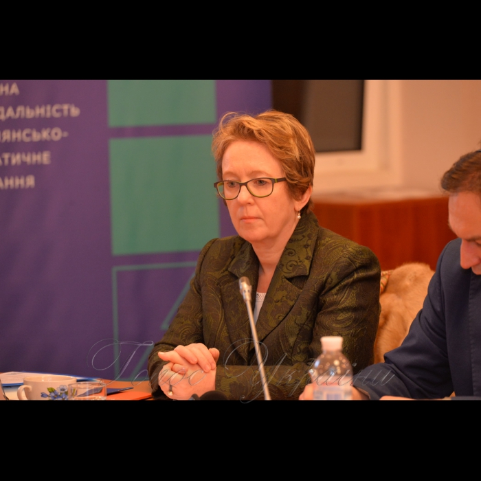 06 лютого 2017 заступник Голови Верховної Ради України Оксана Сироїд взяла участь у засіданні «круглого столу» на тему: «Повноваження німецьких депутатів щодо контролю уряду Федеративної Республіки Німеччина: напрацювання для реформи Верховної Ради України»
Ініціатори заходу: Програма USAID «РАДА: підзвітність, відповідальність, демократичне парламентське представництво» у співпраці з Представництвом Фонду Конрада Аденауера в Україні.
Захід має на меті активізувати обмін корисним досвідом між українським та німецьким парламентами.
Габріеле Бауманн – керівник представництва Фонду Конрада Аденауера в Україні.