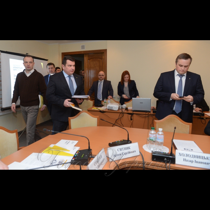 15 лютого 2017 відкриті громадські слухання та обговорення письмового звіту керівництва Національного антикорупційного бюро України з основних питань діяльності Національного бюро.
В Комітеті Верховної Ради України з питань запобігання і протидії корупції відбудулися відкриті громадські слухання та обговорення письмового звіту керівництва Національного антикорупційного бюро України з основних питань діяльності Національного бюро, виконання покладених завдань, додержання законодавства, прав і свобод осіб.
Єгор Соболєв, Голова Комітету Верховної Ради України з питань запобігання і протидії корупції; Артем Ситник, директор НАБУ; Назар Холодницький, заступник Генерального прокурора України – керівник Спеціалізованої прокуратури.