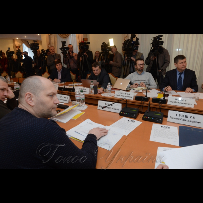 15 лютого 2017 відкриті громадські слухання та обговорення письмового звіту керівництва Національного антикорупційного бюро України з основних питань діяльності Національного бюро.
В Комітеті Верховної Ради України з питань запобігання і протидії корупції відбудулися відкриті громадські слухання та обговорення письмового звіту керівництва Національного антикорупційного бюро України з основних питань діяльності Національного бюро, виконання покладених завдань, додержання законодавства, прав і свобод осіб.
На передньому плані народний депутат України Борислав Береза, заступник голови Комітету Верховної Ради України з питань запобігання і протидії корупції, на другому плані народні депутати Ігор Луценко, Сергій Лещенко, Ігор Попов.