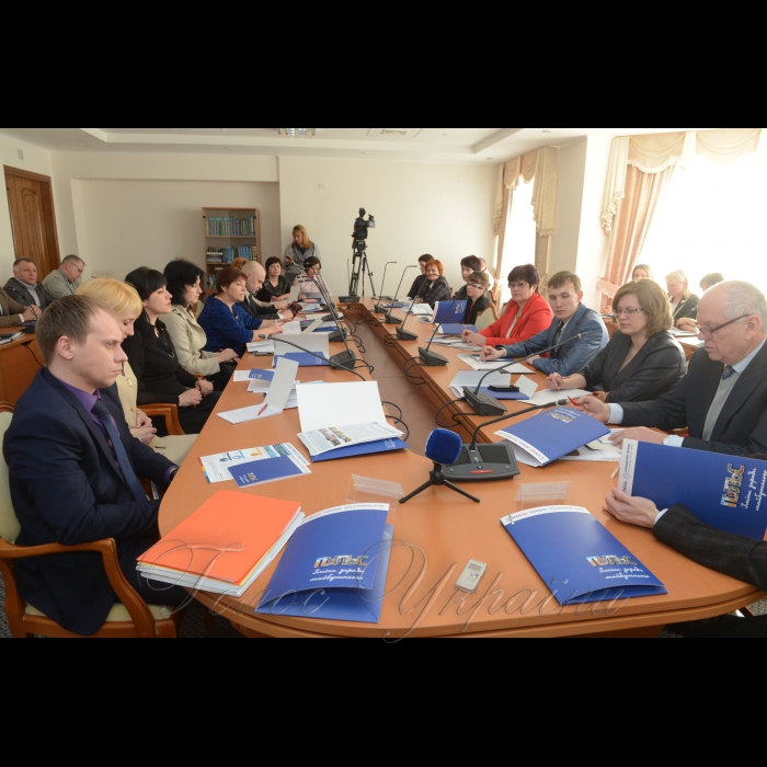 16 лютого 2017 у ВР відбувся практикум з нормотворчості для фахівців органів місцевого самоврядування з питань організаційної та кадрової роботи.
На підтримку реформи децентралізації Апарат Верховної Ради України разом з Комітетом Верховної Ради України з питань державного будівництва, регіональної політики та місцевого самоврядування проводитиме практикум з нормотворчості для фахівців органів місцевого самоврядування з питань організаційної та кадрової роботи. 
Програма реалізується спільно з Асоціацією міст України в рамках проекту «ПУЛЬС», що впроваджується за підтримки USAID.