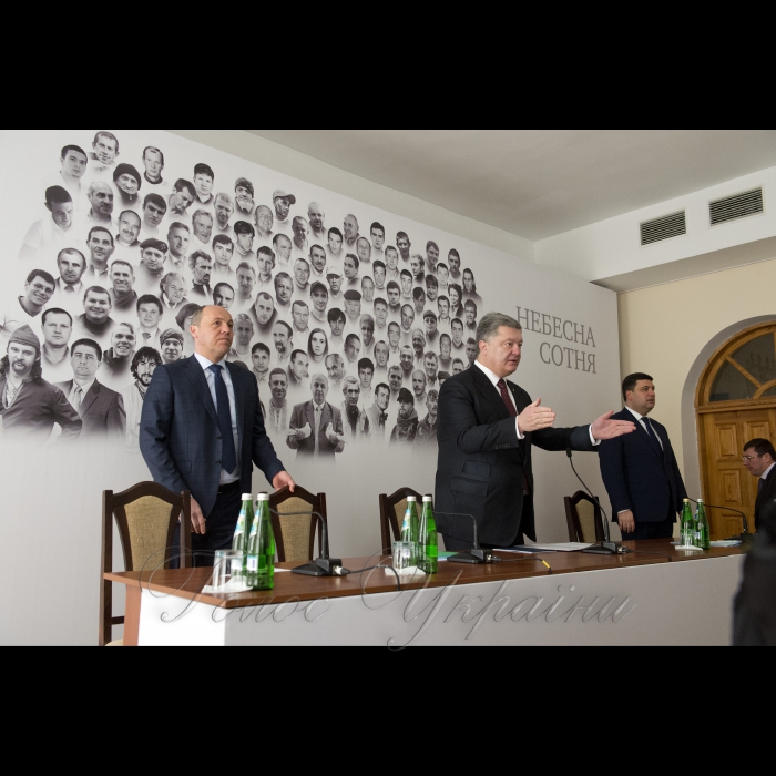 20 лютого 2017 Президент Петро Порошенко, Голова Верховної Ради Андрій Парубій, Прем’єр-міністр Володимир Гройсман разом з Генеральним прокурором та урядовцями провели зустріч з родинами Героїв Небесної Сотні. Пізніше було проведено молебен у Михайлівському соборі.