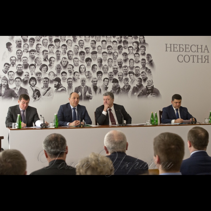 20 лютого 2017 Президент Петро Порошенко, Голова Верховної Ради Андрій Парубій, Прем’єр-міністр Володимир Гройсман разом з Генеральним прокурором та урядовцями провели зустріч з родинами Героїв Небесної Сотні. Пізніше було проведено молебен у Михайлівському соборі.