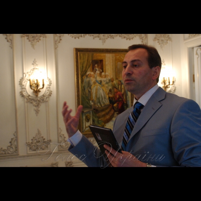 3 квітня 2009 заступник Голови Верховної Ради Микола Томенко презентував свою книгу «Український романтик Микола Гоголь».