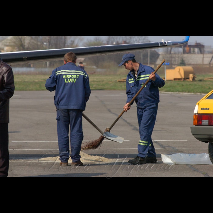9 квітня 2009 До міста на офіційний початок реконструкції державного підприємства «Міжнародний аеропорт «Львів» прибув міністр транспорту і зв'язку України Йосип Вінський. Капсулу із посланням до майбутніх поколінь з нагоди початку реконструкції злітно-посадкової смуги аеропорту заклали міністр України Йосип Вінський, гендиректор ТОВ «Азовінтекс», яке стало головним виконавцем робіт, Олександр Тарута, керівники міста та області.