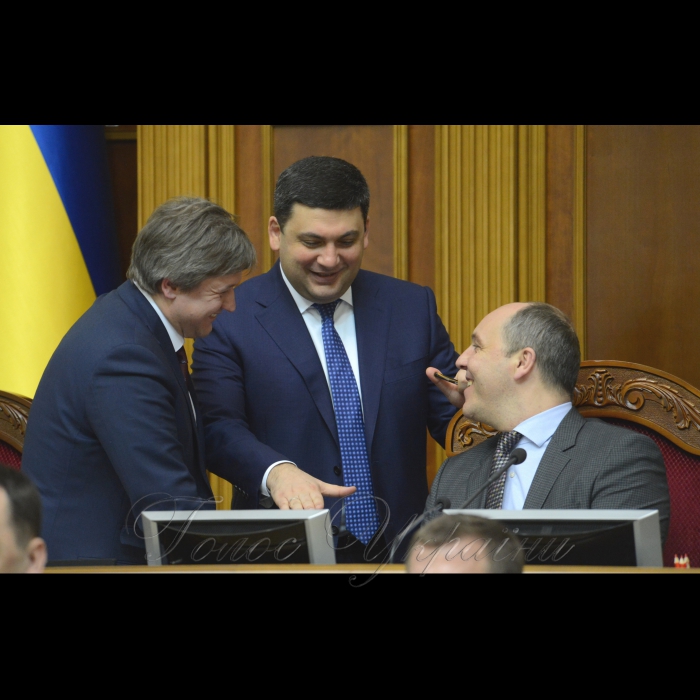 24 лютого 2017 пленарне засідання Верховної Ради України.
Міністр фінансів Олег Данилюк, Прем’єр-міністр Володимир Гройсман, Голова ВР Андрій Парубій.