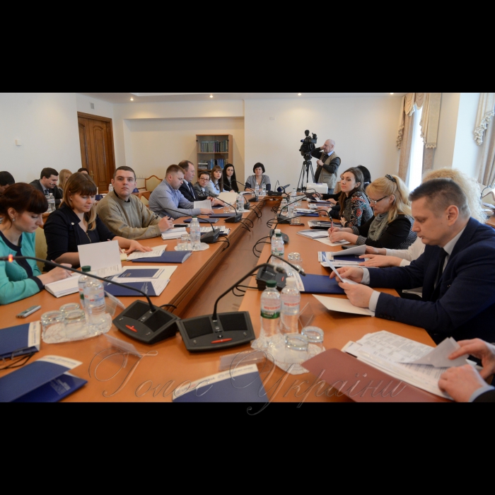 2 березня 2017 на підтримку реформи децентралізації Апарат Верховної Ради України разом з Комітетом Верховної Ради України з питань державного будівництва, регіональної політики та місцевого самоврядування провів практикум з нормотворчості для фахівців органів місцевого самоврядування з питань адміністративних послуг. Програма реалізується спільно з Асоціацією міст України в рамках проекту «ПУЛЬС», що впроваджується.