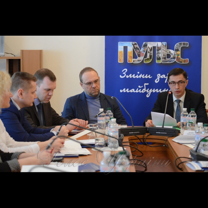 2 березня 2017 на підтримку реформи децентралізації Апарат Верховної Ради України разом з Комітетом Верховної Ради України з питань державного будівництва, регіональної політики та місцевого самоврядування провів практикум з нормотворчості для фахівців органів місцевого самоврядування з питань адміністративних послуг. Програма реалізується спільно з Асоціацією міст України в рамках проекту «ПУЛЬС», що впроваджується.
Сергій Власенко голова Комітету з питань державного будівництва, регіональної політики та місцевого самоврядування, Петро Боднар перший заступник Керівника Апарату Верховної Ради України.