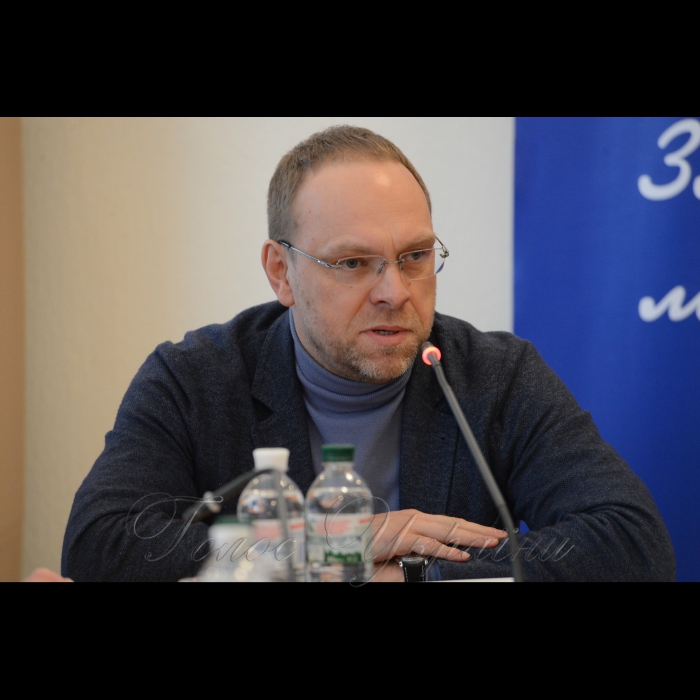 2 березня 2017 на підтримку реформи децентралізації Апарат Верховної Ради України разом з Комітетом Верховної Ради України з питань державного будівництва, регіональної політики та місцевого самоврядування провів практикум з нормотворчості для фахівців органів місцевого самоврядування з питань адміністративних послуг. Програма реалізується спільно з Асоціацією міст України в рамках проекту «ПУЛЬС», що впроваджується.
Сергій Власенко голова Комітету з питань державного будівництва, регіональної політики та місцевого самоврядування.