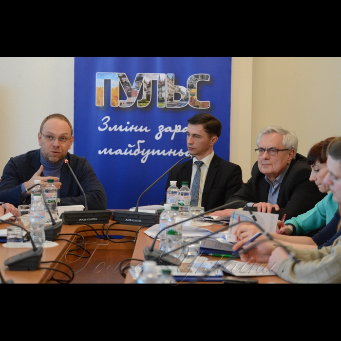 2 березня 2017 на підтримку реформи децентралізації Апарат Верховної Ради України разом з Комітетом Верховної Ради України з питань державного будівництва, регіональної політики та місцевого самоврядування провів практикум з нормотворчості для фахівців органів місцевого самоврядування з питань адміністративних послуг. Програма реалізується спільно з Асоціацією міст України в рамках проекту «ПУЛЬС», що впроваджується.
Сергій Власенко голова Комітету з питань державного будівництва, регіональної політики та місцевого самоврядування, Петро Боднар перший заступник керівника Апарату Верховної Ради України та Мирослав Пітцик виконавчий директор Асоціації міст України.