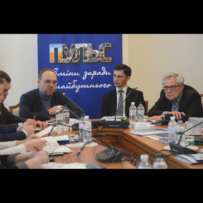 2 березня 2017 на підтримку реформи децентралізації Апарат Верховної Ради України разом з Комітетом Верховної Ради України з питань державного будівництва, регіональної політики та місцевого самоврядування провів практикум з нормотворчості для фахівців органів місцевого самоврядування з питань адміністративних послуг. Програма реалізується спільно з Асоціацією міст України в рамках проекту «ПУЛЬС», що впроваджується.
Сергій Власенко голова Комітету з питань державного будівництва, регіональної політики та місцевого самоврядування, Петро Боднар перший заступник керівника Апарату Верховної Ради України та Мирослав Пітцик виконавчий директор Асоціації міст України.