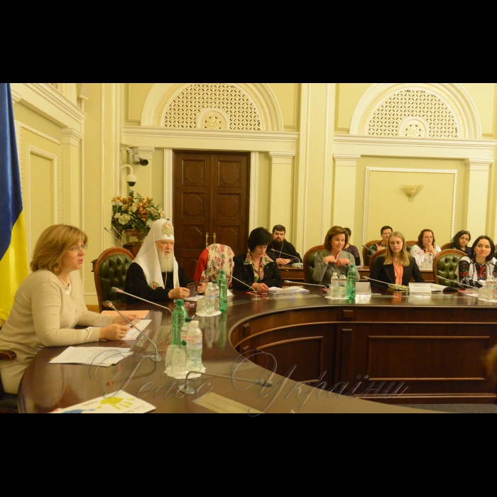 3 березня 2017 комітет з питань охорони здоров’я провів засідання «круглого столу» на тему: «Роль жінки у збереженні здоров’я сім’ї і нації».
Як зазначалося під час заходу, споконвіку особлива роль у відтворенні людських поколінь належить жінці, яка також вважається берегинею домашнього вогнища та сімейного затишку. Для кожного першою і найріднішою у світі людиною є матір, яка відіграє надзвичайно важливу роль у вихованні людини, формуванні її світогляду та способу життя.