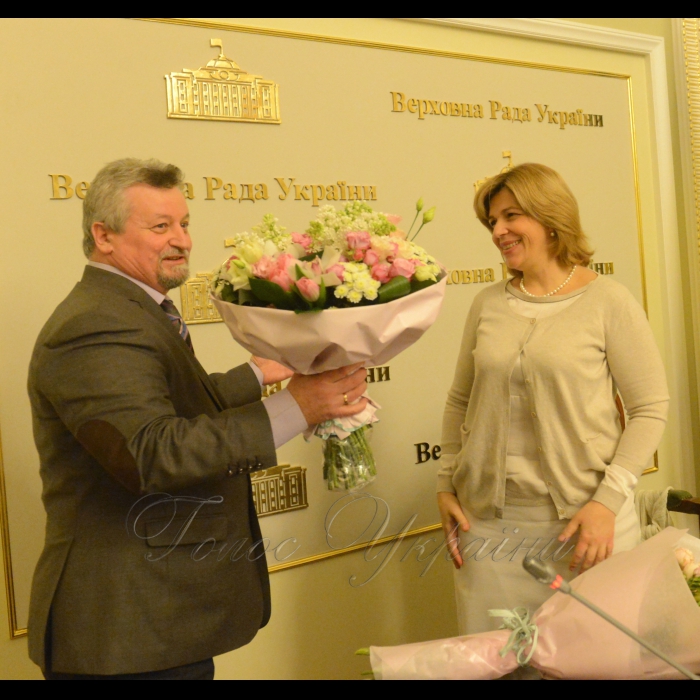 3 березня 2017 комітет з питань охорони здоров’я провів засідання «круглого столу» на тему: «Роль жінки у збереженні здоров’я сім’ї і нації».
Як зазначалося під час заходу, споконвіку особлива роль у відтворенні людських поколінь належить жінці, яка також вважається берегинею домашнього вогнища та сімейного затишку. Для кожного першою і найріднішою у світі людиною є матір, яка відіграє надзвичайно важливу роль у вихованні людини, формуванні її світогляду та способу життя.
Президент національної академії медичних наук Віталій Цимбалюк вручає Ользі Богомолець квіти до 8 березня.