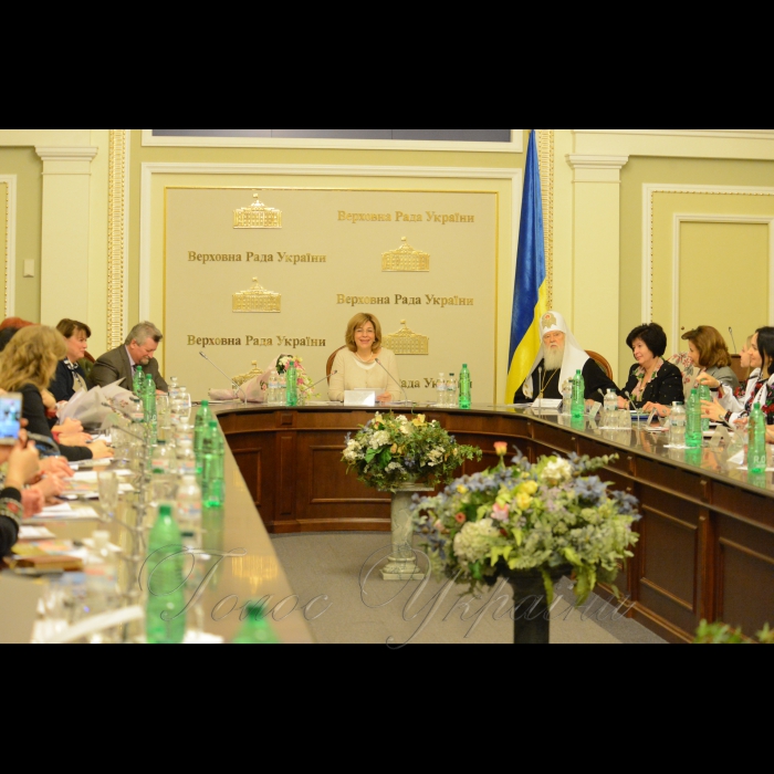 3 березня 2017 комітет з питань охорони здоров’я провів засідання «круглого столу» на тему: «Роль жінки у збереженні здоров’я сім’ї і нації».
Як зазначалося під час заходу, споконвіку особлива роль у відтворенні людських поколінь належить жінці, яка також вважається берегинею домашнього вогнища та сімейного затишку. Для кожного першою і найріднішою у світі людиною є матір, яка відіграє надзвичайно важливу роль у вихованні людини, формуванні її світогляду та способу життя.