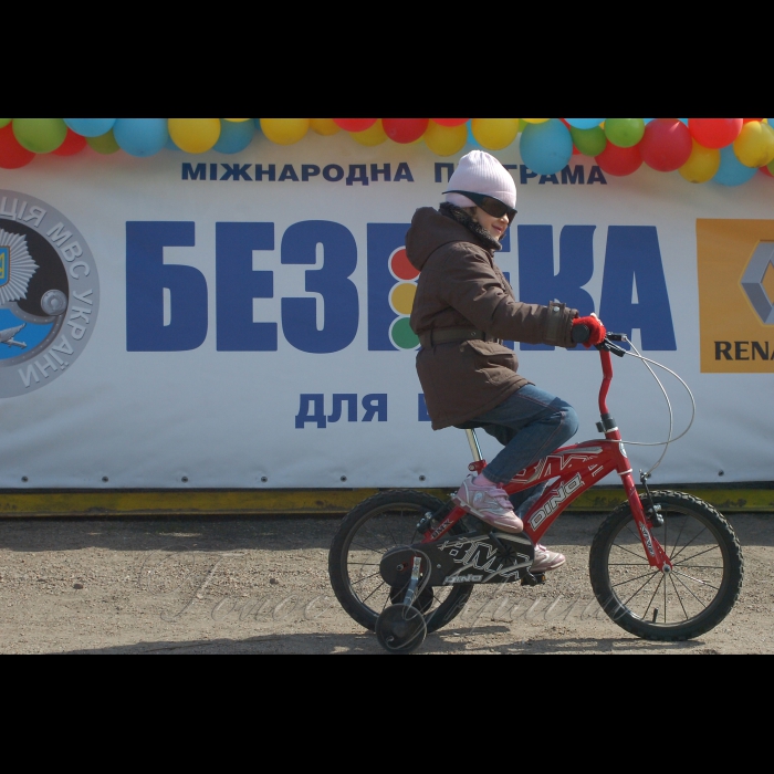 12 квітня 2009 Київ, Автогра за правилами «Безпека» організована за ініціативи ДАІ МВС.
Змагання проходитимуть на трьох автомобілях на малому кільці автодрому «Чайка», за участі 10 команд старшокласників із різних областей України. Під час заїздів відтворюватимуться реальні ситуації на автошляхах.