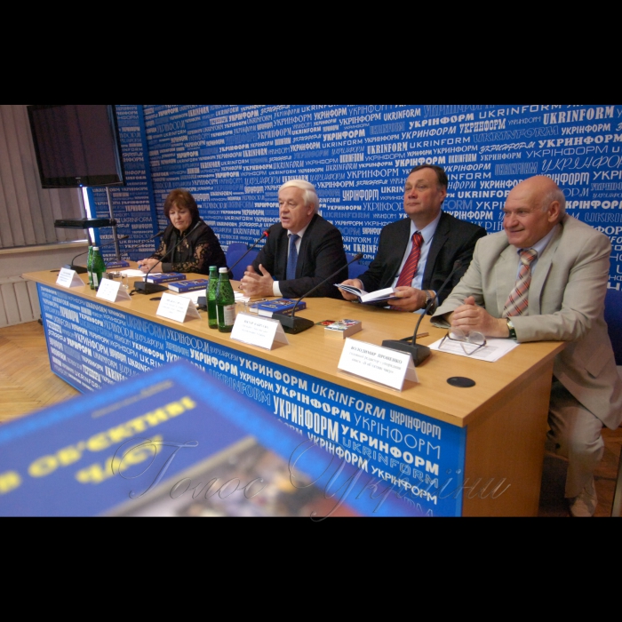 13 квітня 2009 в Укрінформі презентовано книгу «В об’єктиві часу» до 50-річчя Київської спілки журналістів.
Відповідальний секретар Київської організації Національної спілки журналістів України Алла Малієнко, голова Київської організації Національної спілки журналістів України Михайло Сорока, президент Національної радіокомпанії України Віктор Набруско, головний редактор і упорядник книги «В об’єктиві часу» Володимир Проненко.