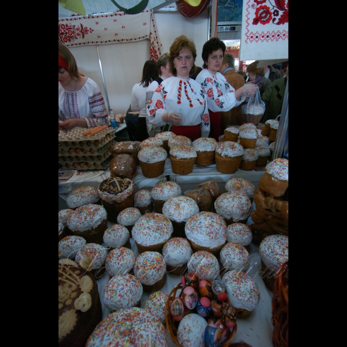 15 квітня 2009 в Українському домі відкрито ярмарок до свята Великодня, в якому візьмуть участь представники всіх регіонів України.