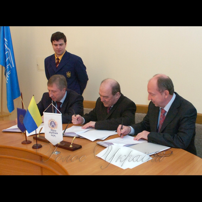 21 квітня 2009 церемонія підписання Угоди про співробітництво між КНУ ім. Тараса Шевченка, НТУУ «КПІ» та МАН. Буде дано старт реалізації Програми «Майбутнє України».


Угоду про співпрацю, щодо реалізації Програми «Майбутнє України» підписують ректор НТУУ «КПІ» Михайло Згуровський, ректор КНУ ім.Т. Шевченка Леонід Губерський, президент Малої академії наук Станіслав Довгий (зліва-направо).