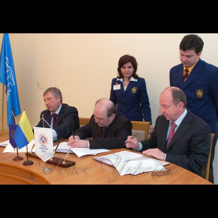 21 квітня 2009 церемонія підписання Угоди про співробітництво між КНУ ім. Тараса Шевченка, НТУУ «КПІ» та МАН. Буде дано старт реалізації Програми «Майбутнє України».


Угоду про співпрацю, щодо реалізації Програми «Майбутнє України» підписують ректор НТУУ «КПІ» Михайло Згуровський, ректор КНУ ім.Т. Шевченка Леонід Губерський, президент Малої академії наук Станіслав Довгий (зліва-направо).