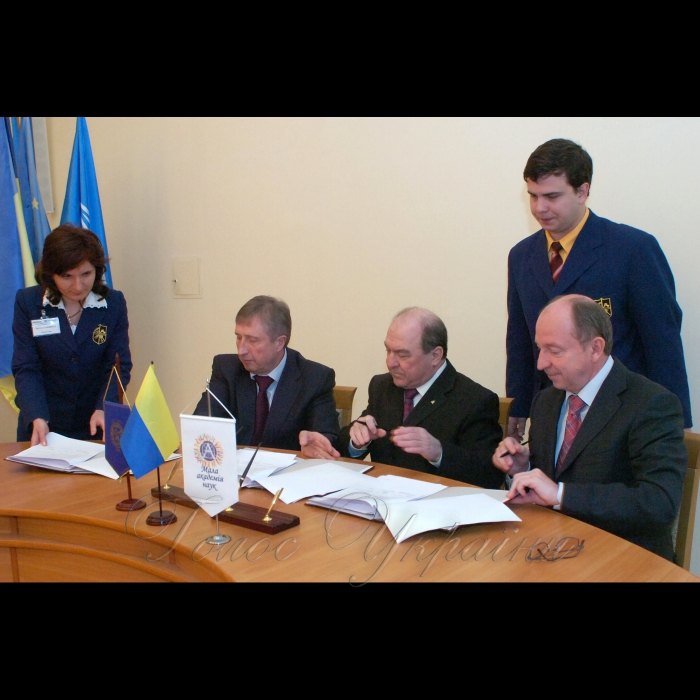 21 квітня 2009 церемонія підписання Угоди про співробітництво між КНУ ім. Тараса Шевченка, НТУУ «КПІ» та МАН. Буде дано старт реалізації Програми «Майбутнє України».


Угоду про співпрацю, щодо реалізації Програми «Майбутнє України» підписують ректор НТУУ «КПІ» Михайло Згуровський, ректор КНУ ім.Т. Шевченка Леонід Губерський, президент Малої академії наук Станіслав Довгий (зліва-направо).