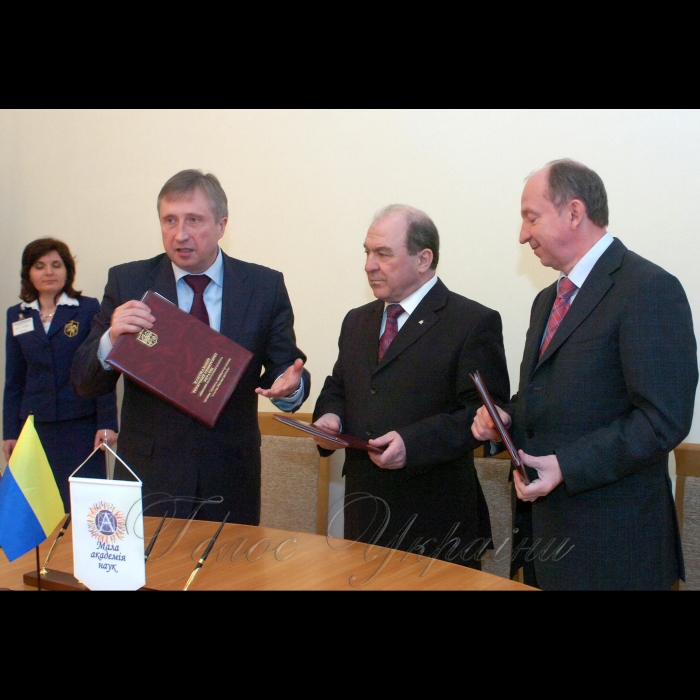21 квітня 2009 церемонія підписання Угоди про співробітництво між КНУ ім. Тараса Шевченка, НТУУ «КПІ» та МАН. Буде дано старт реалізації Програми «Майбутнє України».


Угоду про співпрацю, щодо реалізації Програми «Майбутнє України» підписують ректор НТУУ «КПІ» Михайло Згуровський, ректор КНУ ім.Т. Шевченка Леонід Губерський, президент Малої академії наук Станіслав Довгий (зліва-направо).