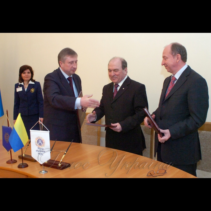 21 квітня 2009 церемонія підписання Угоди про співробітництво між КНУ ім. Тараса Шевченка, НТУУ «КПІ» та МАН. Буде дано старт реалізації Програми «Майбутнє України».


Угоду про співпрацю, щодо реалізації Програми «Майбутнє України» підписують ректор НТУУ «КПІ» Михайло Згуровський, ректор КНУ ім.Т. Шевченка Леонід Губерський, президент Малої академії наук Станіслав Довгий (зліва-направо).