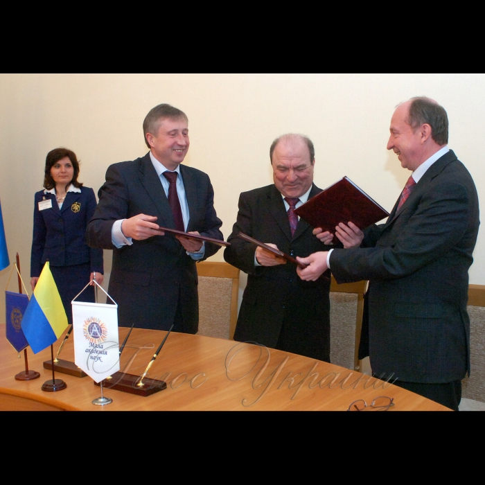 21 квітня 2009 церемонія підписання Угоди про співробітництво між КНУ ім. Тараса Шевченка, НТУУ «КПІ» та МАН. Буде дано старт реалізації Програми «Майбутнє України».


Угоду про співпрацю, щодо реалізації Програми «Майбутнє України» підписують ректор НТУУ «КПІ» Михайло Згуровський, ректор КНУ ім.Т. Шевченка Леонід Губерський, президент Малої академії наук Станіслав Довгий (зліва-направо).