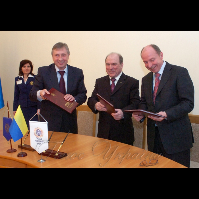 21 квітня 2009 церемонія підписання Угоди про співробітництво між КНУ ім. Тараса Шевченка, НТУУ «КПІ» та МАН. Буде дано старт реалізації Програми «Майбутнє України».


Угоду про співпрацю, щодо реалізації Програми «Майбутнє України» підписують ректор НТУУ «КПІ» Михайло Згуровський, ректор КНУ ім.Т. Шевченка Леонід Губерський, президент Малої академії наук Станіслав Довгий (зліва-направо).